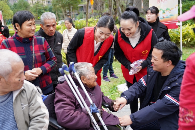 志願者與百歲老人親切交談。中建海峽供圖