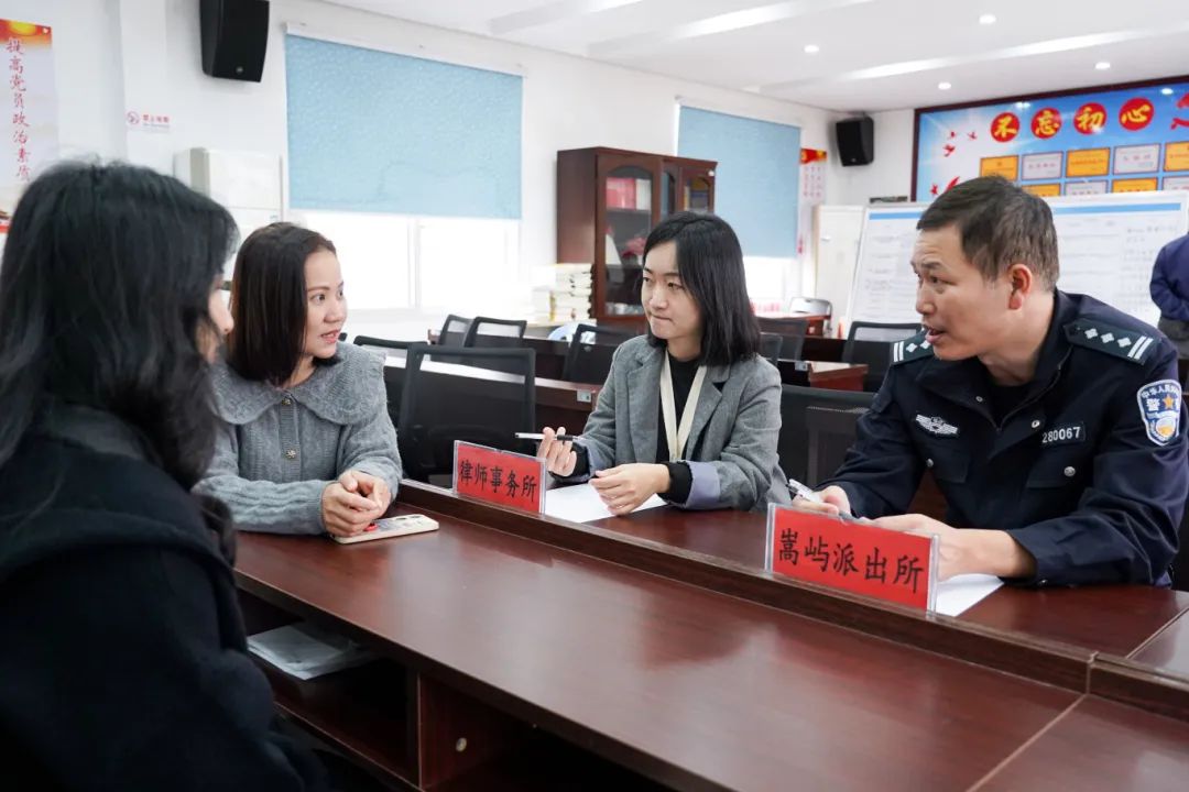 曾祥生與陳悅婷現場解答居民問題。