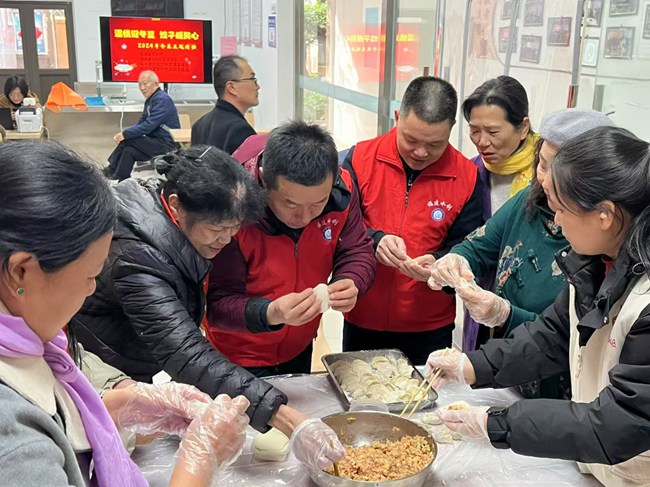 大家分工协作包饺子。