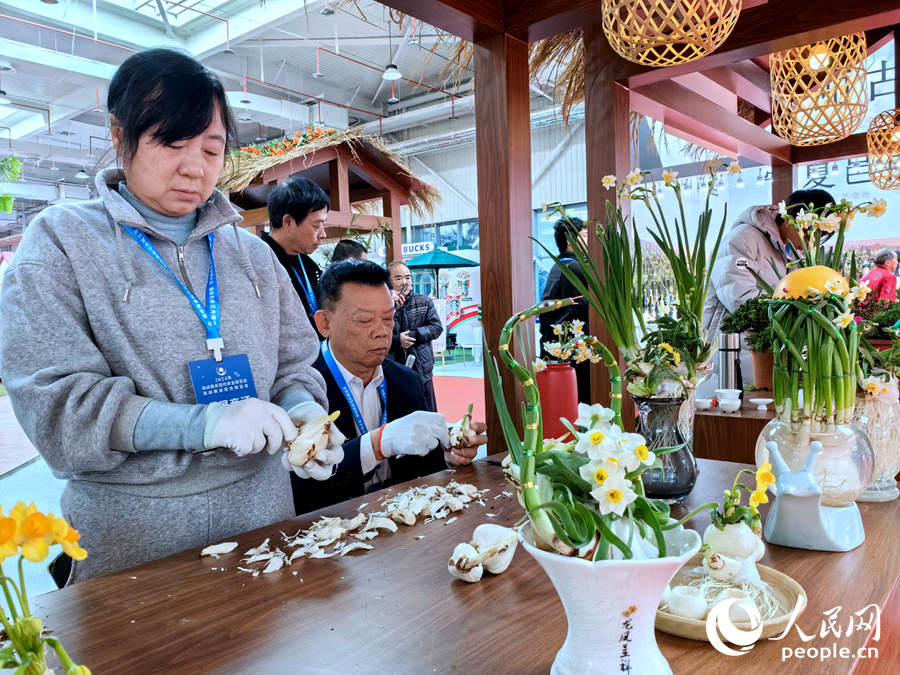 漳州水仙花雕刻技藝。人民網 蘇海森攝