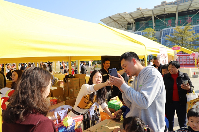 工“惠”集市火熱開鑼。受訪者供圖