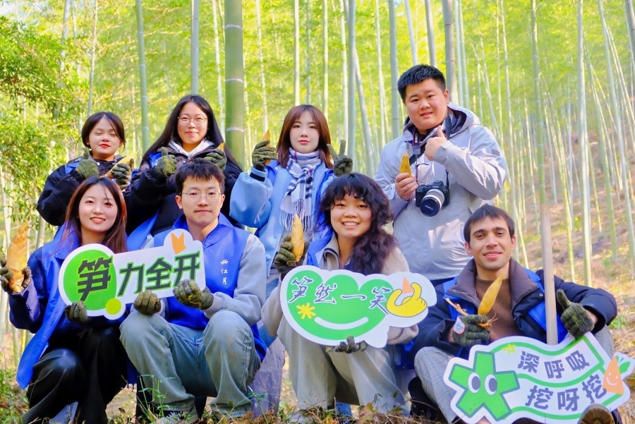 高校學子體驗挖筍。武夷山市委宣傳部供圖