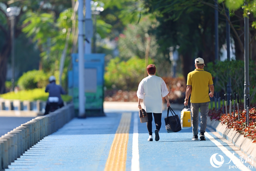 市民游客漫步近期刚投用的筼筜湖健身步道二期。人民网记者 陈博摄