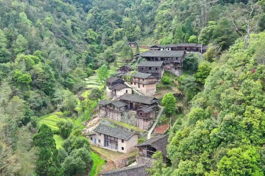 大龍鄉裡坑村的吊腳樓。馮靈卉攝