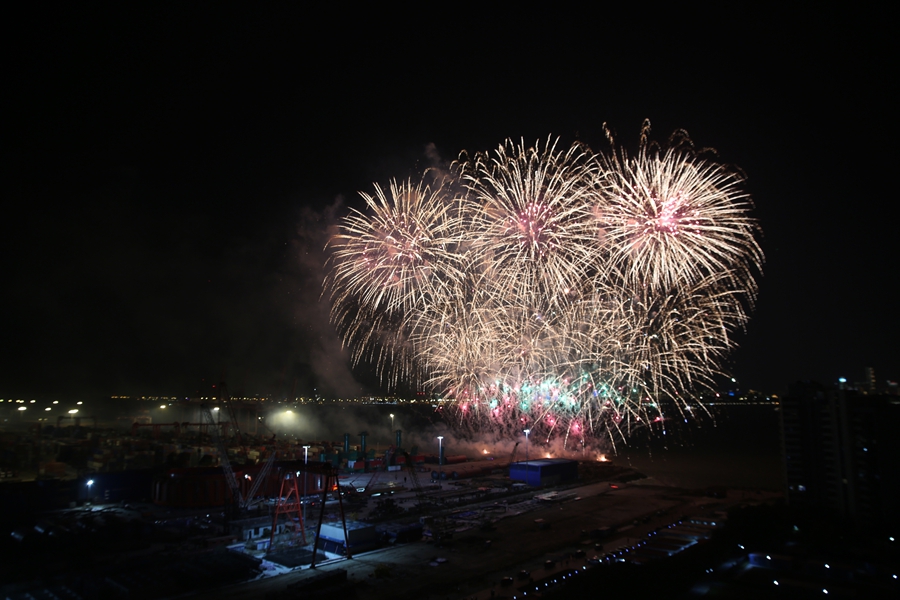 璀璨煙花迎跨年。高立璇攝