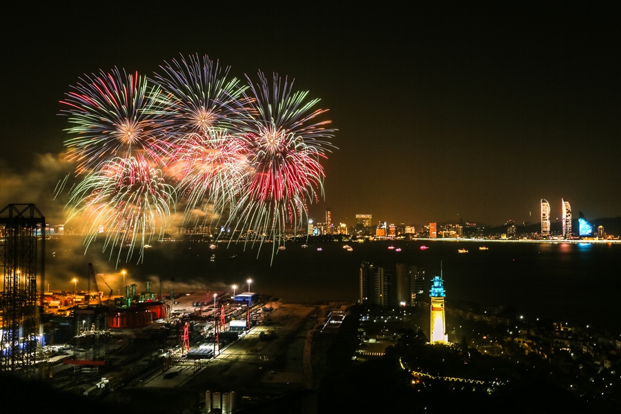 美麗的煙花綻放在漳州港上空。西寺攝