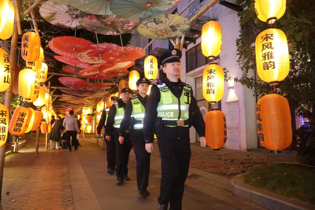 民警不斷強化夜間巡邏防控。安溪縣公安局供圖