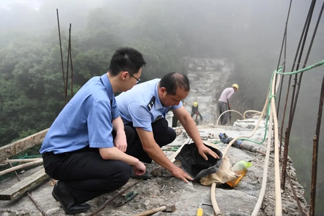 检察工作者现场了解情况，推动拆除