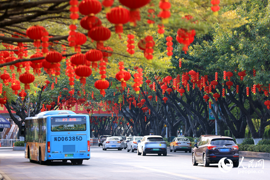 廈門街頭一片紅，年味漸濃。人民網記者 陳博攝