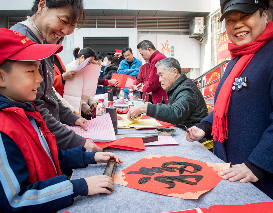 在厦门市思明区槟榔社区，手写春联受到居民青睐。杨金木摄