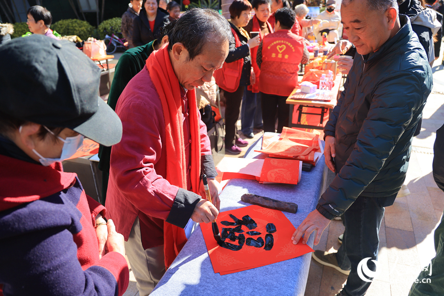 在厦门市思明区莲成社区，书法爱好者郑先生为邻居们写春联。人民网记者 陈博摄