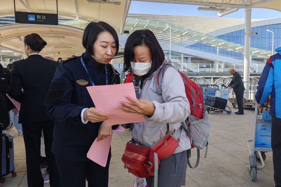 海事执法人员在趸船分发规范厦金“小三通”客运航线船舶行李倡议书。邓宁摄