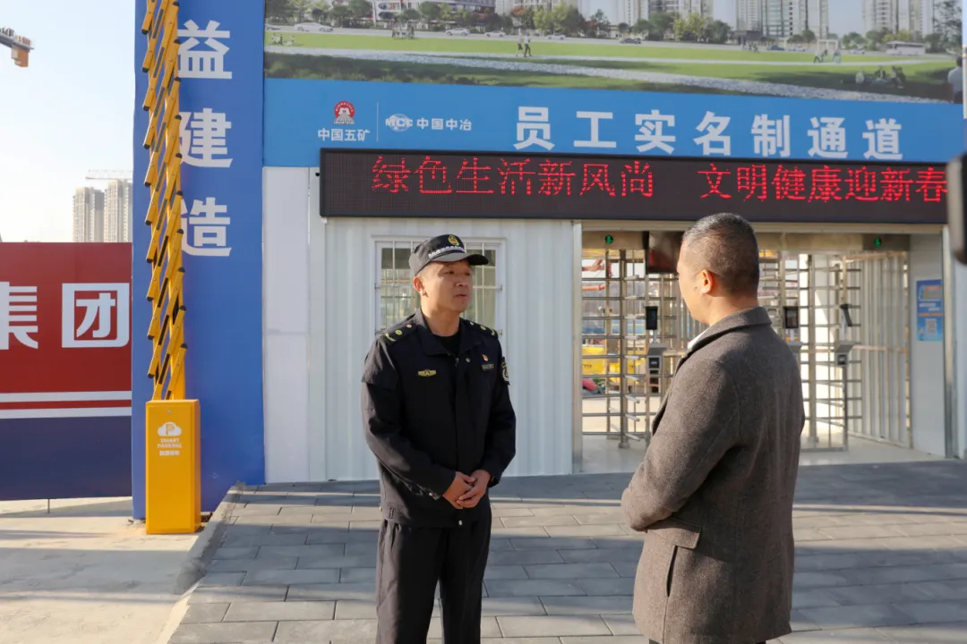 金海中队同“监督员”一同走访在建工地