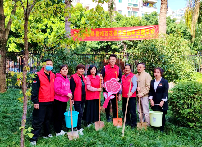 傲梅苑小区的红色管家开展植树节活动。福州市住建局供图