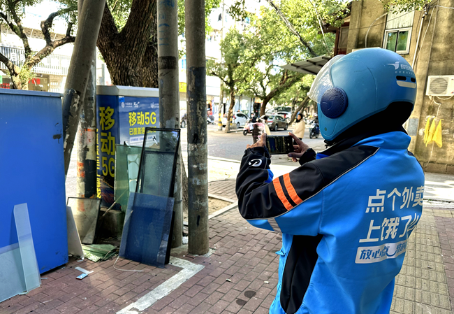 外賣小哥通過“隨手拍”反饋道路臟亂問題。福州市住建局供圖