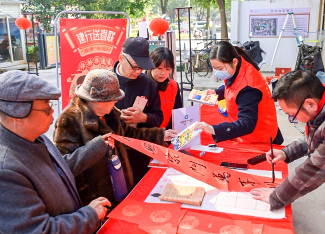 開展送春聯等惠民活動