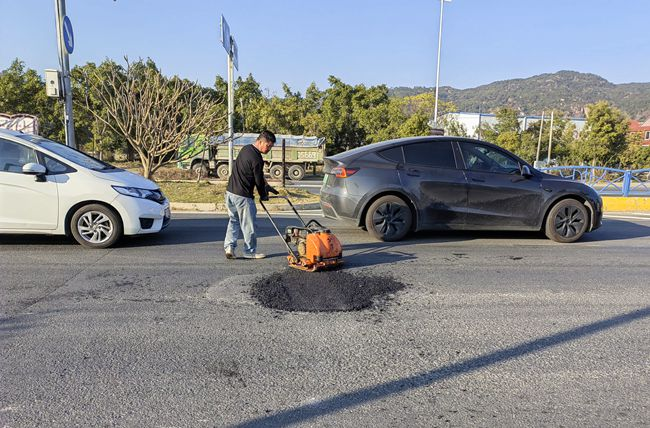 豐州鎮對榮武大橋至泉州動車站路段的破損路面進行修補。豐州鎮政府供圖