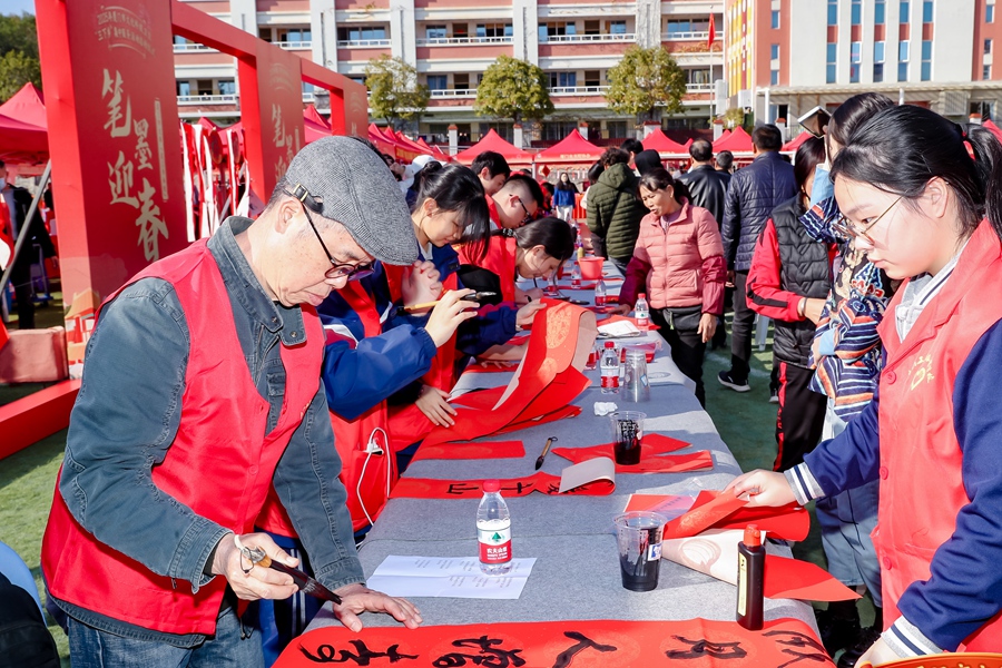 現場開展百項便民服務。圖為送春聯活動。廈門市委宣傳部供圖