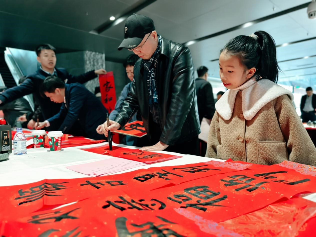 書畫家為群眾書寫定制祝福春聯。建設銀行福建省分行供圖