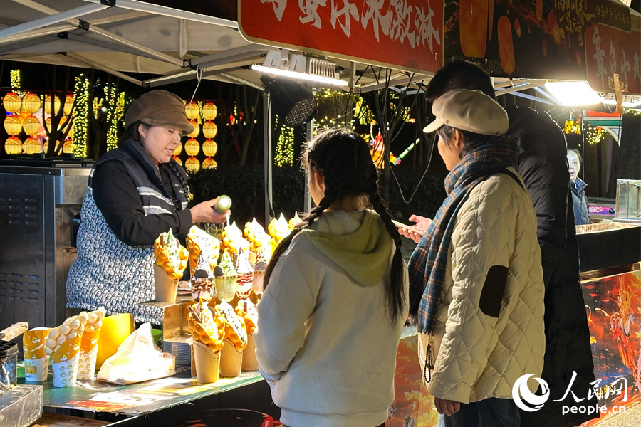 市民游客不僅能賞燈，還能現場品嘗閩台特色美食。人民網記者 劉卿攝