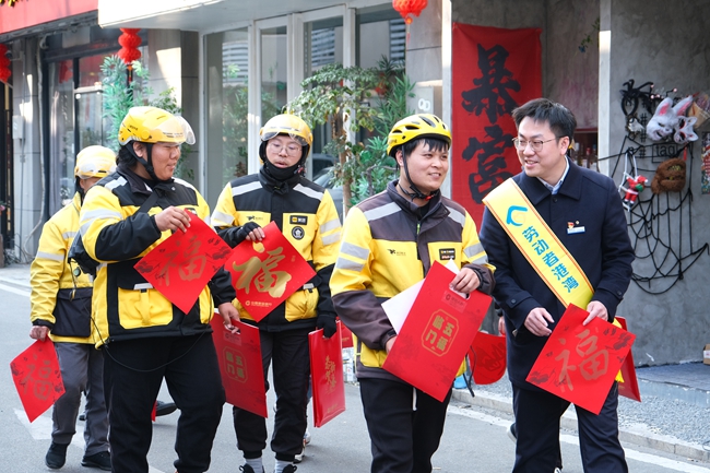 建行工作人員為外賣騎手送“福”。建設銀行福建省分行供圖