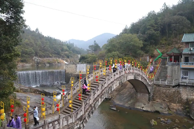 主播團走過通仙橋