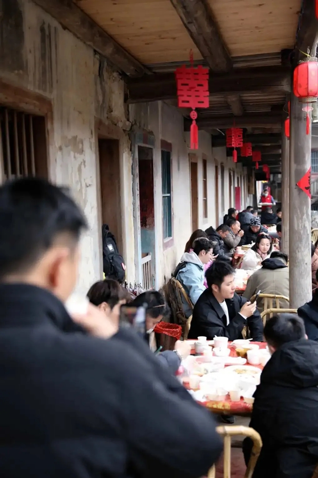 主播直播介绍天马村长桌宴美食