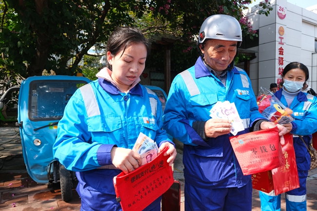 建设银行福建省分行专门组织“送福小分队”，上门提供现场换钞服务