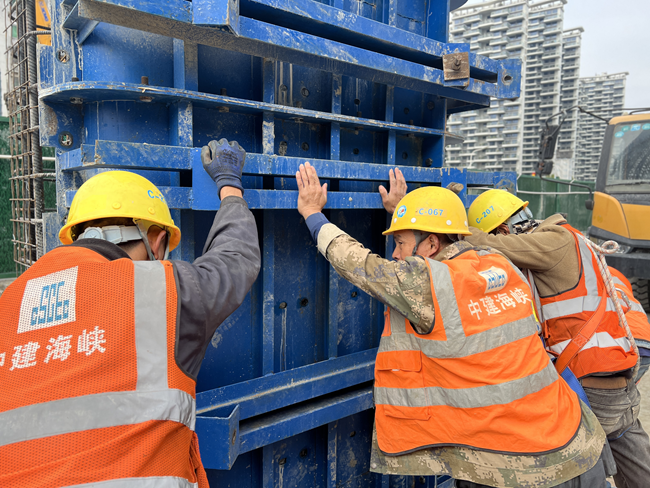 模板工正在紧锣密鼓地作业中。中建海峡供图