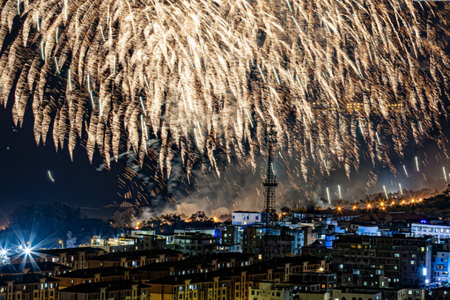 各類高中低空禮花及特效煙花次第盛放，將兩岸夜空裝點得流光溢彩、美不勝收。肖曉晶攝