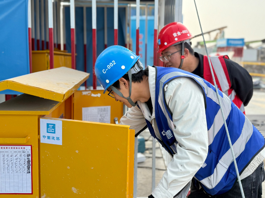 廈門海峽成功大廈項目建設者正在進行安全隱患排查。中建海峽廈門公司供圖。