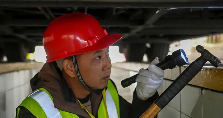 泉運汽車公司員工堅守崗位。黃梓濠攝