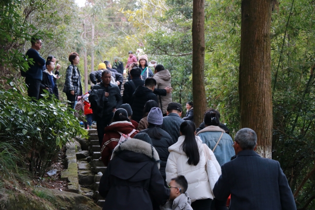 爬山棧道游客絡繹不絕。太姥山景區供圖