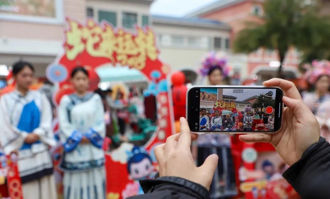 活动现场市民驻足拍照