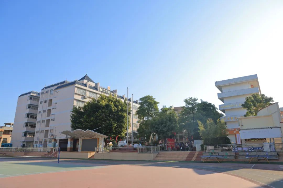 舫山小學校園