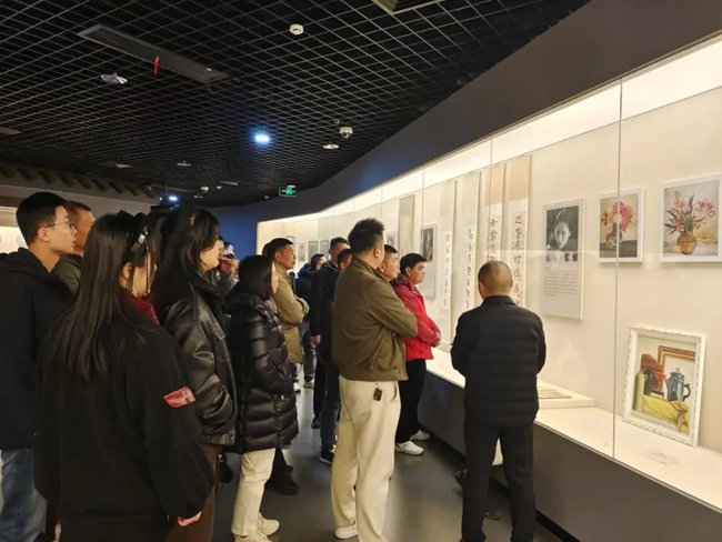 市民游客正在看展