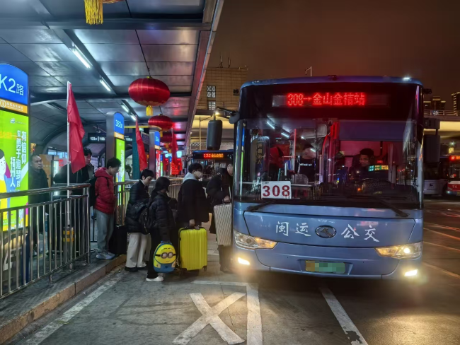 2月3日，福州站北廣場夜間公交接駁保障。何嘉攝