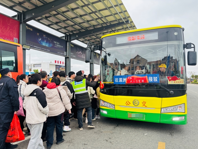 2月3日，文甲码头接驳保障值班，运送出岛旅客。陈钐钐摄