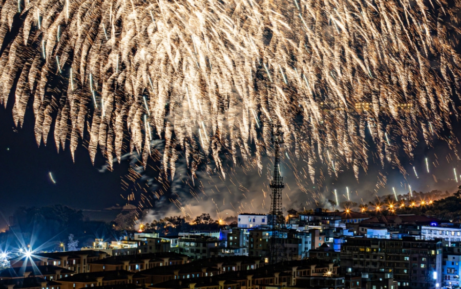 新春走基層丨廈門金門大年初一同放焰火點亮新年夜空