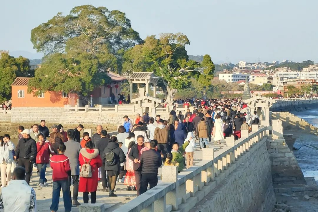 春節假期人潮涌動的洛陽橋。洛江區融媒體中心供圖