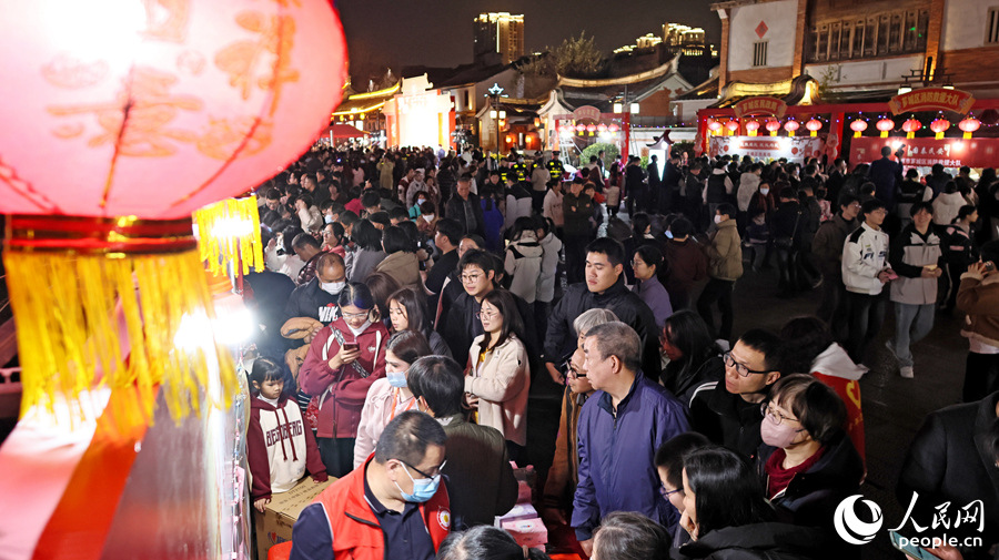 現場氣氛熱烈，市民游客紛紛駐足。人民網 李昌乾攝