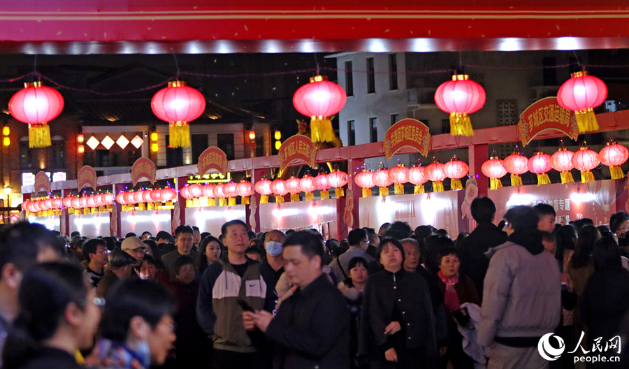 傳統燈籠照亮節日夜晚，喜慶祥和。人民網 李昌乾攝