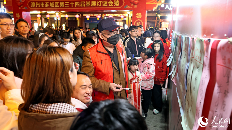 現場洋溢著歡樂喜慶的節日氛圍。人民網 李昌乾攝