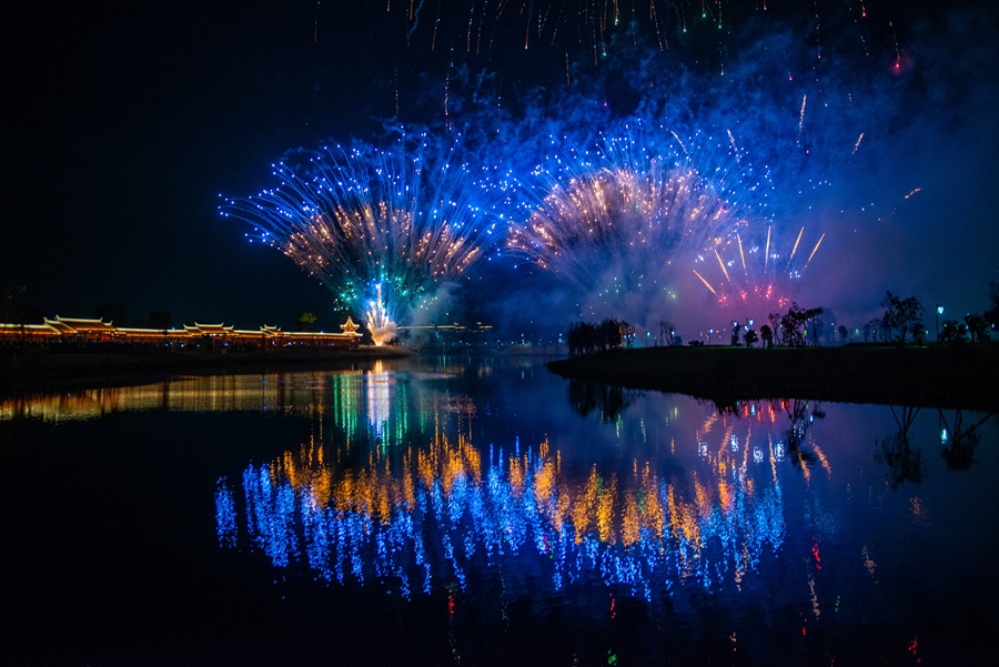 烟花秀。邓文祥摄