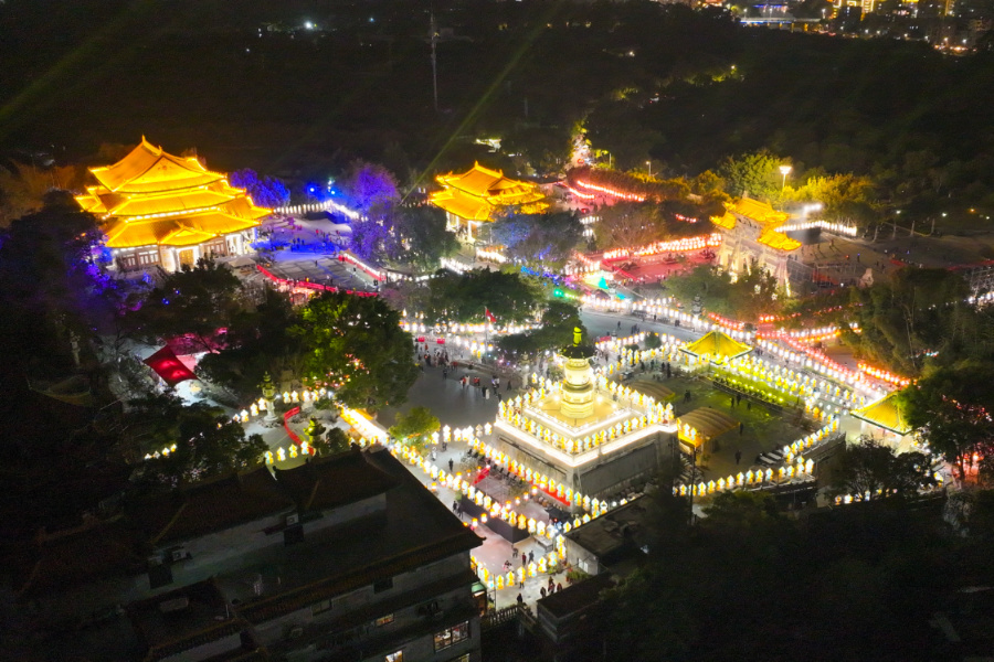 3000盞手工花燈扮靚梅山寺。夏海濱攝