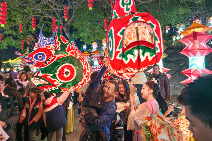 市民游客與特色魚燈互動。夏海濱攝