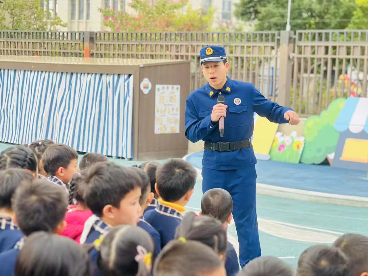 消防員給孩子們科普相關知識。廈門市翔安教育集團悅翔幼兒園供圖