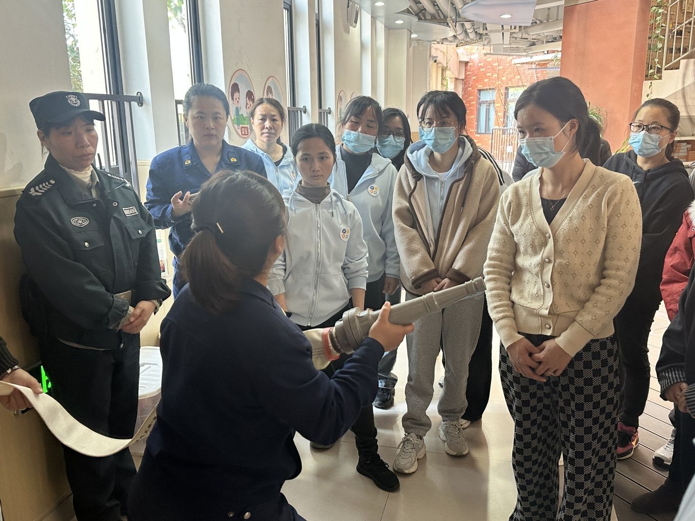 消防員向教職工講解消防安全器材使用方法。廈門市翔安教育集團悅翔幼兒園供圖