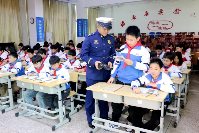 贈送《消防進軍訓》讀本。詔安縣融媒體中心供圖