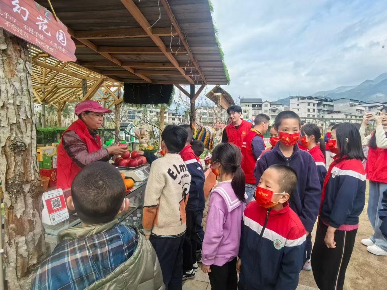 帶孩子們過集體生日，參觀十裡山河研學基地。共青團壽寧縣委供圖